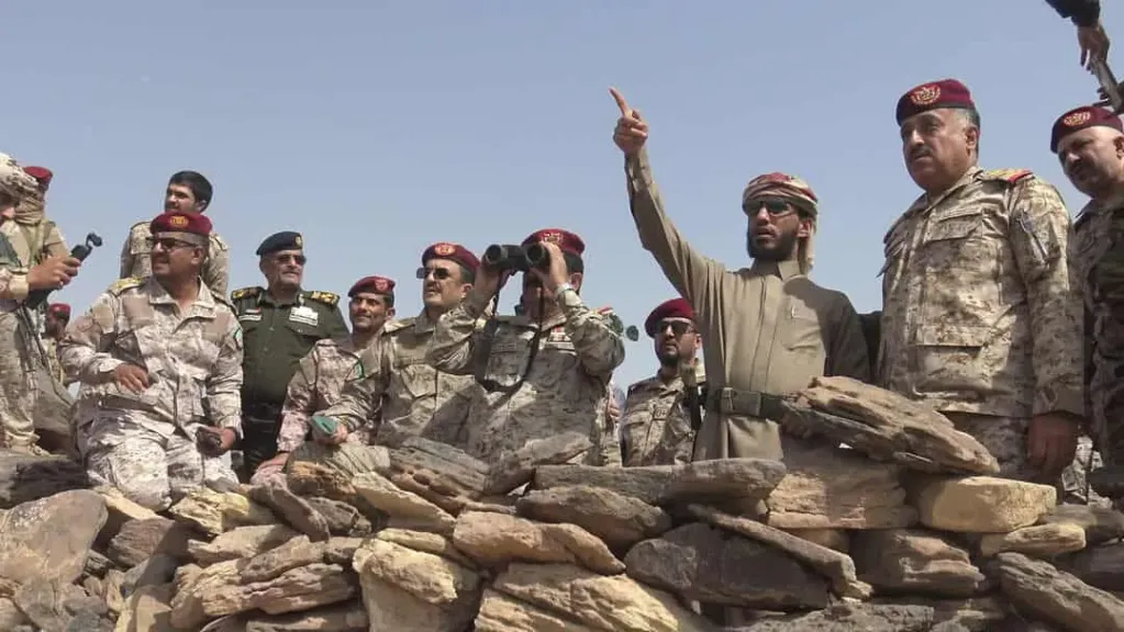 وزير الدفاع في قلب المعركة: ”هزيمة الحوثي تقترب” - شاهد تفاصيل الزيارة المفاجئة للفرقة الرابعة!